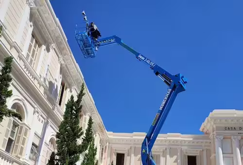 plataforma-articulada-genie-z45-trabalho-altura-patrimonio-1.avif